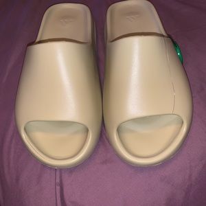 SOLD ❌❌ Yeezy slides desert sand